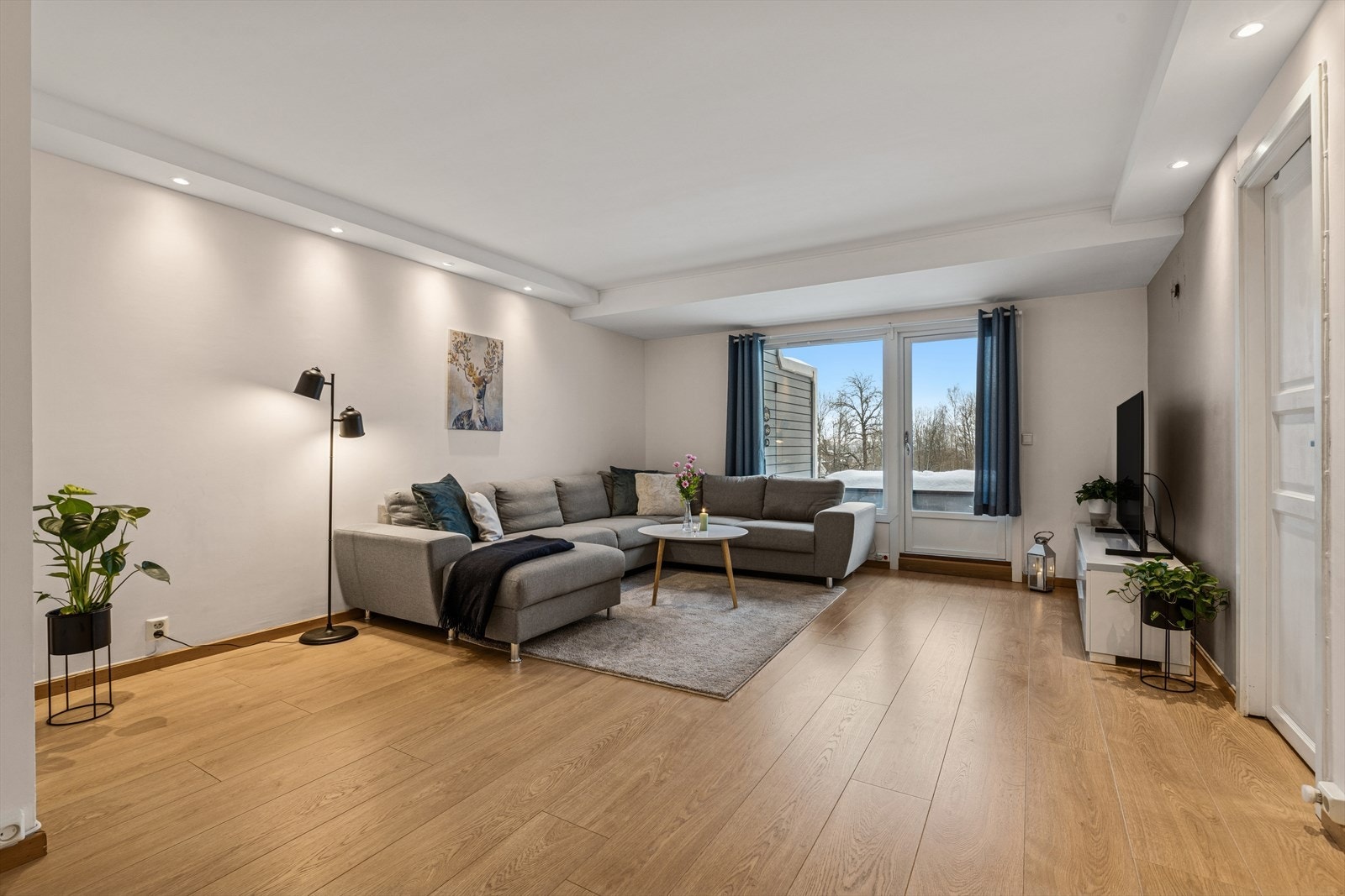 Leiligheten er godt oppgradert med nyere gulv, malte veggflater og det lagt inn spotter i himlingen. Galleribilde