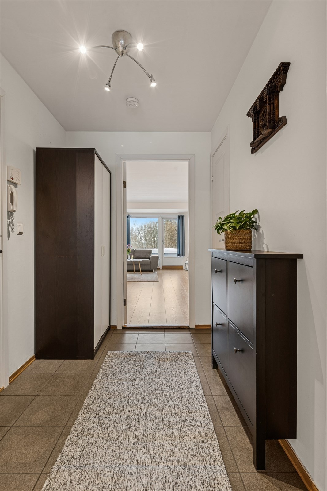 Entré med plass til garderobeskap. Galleribilde