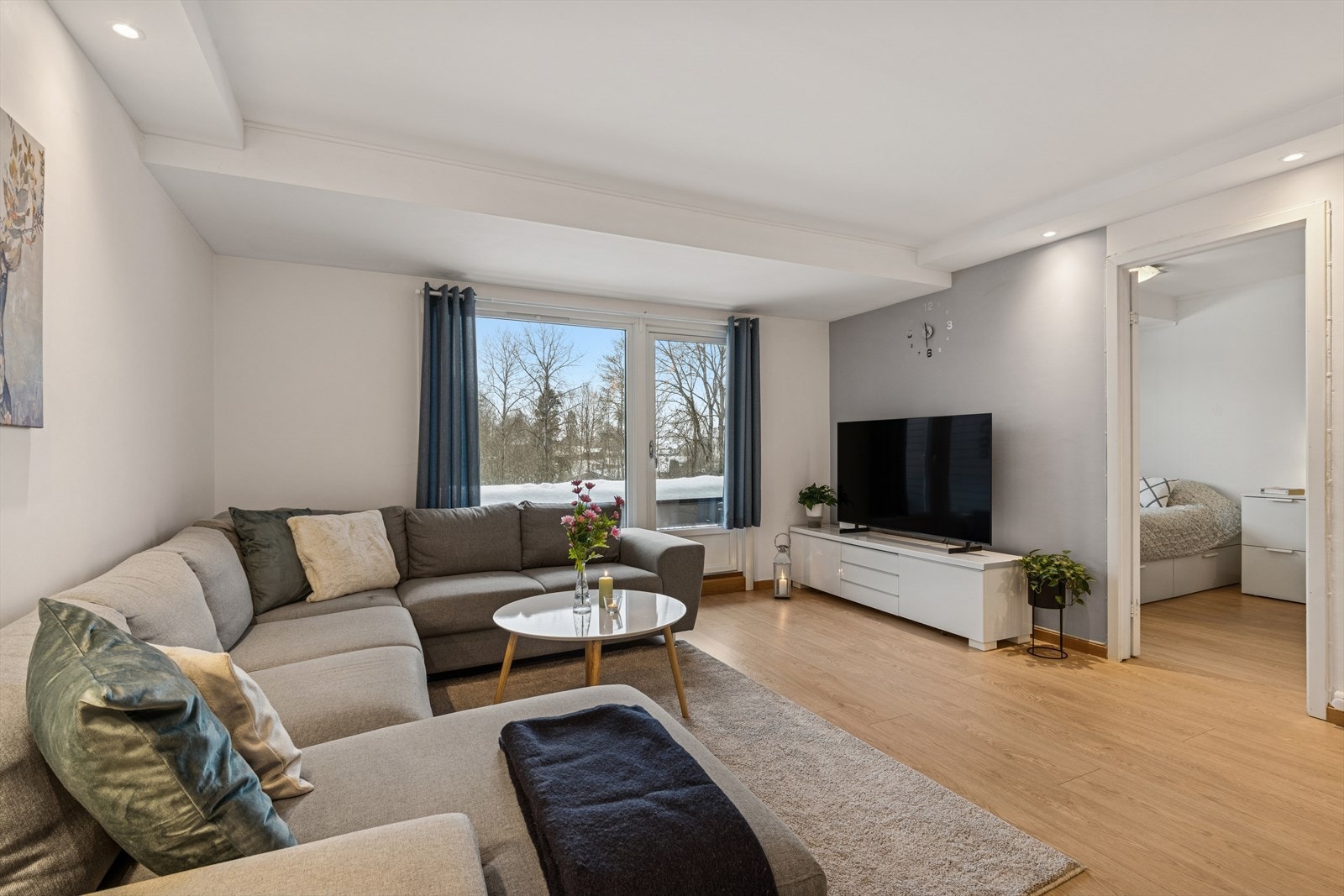 God plass til hjørnesofa i stuen - adkomst til hovedsoverommet. Galleribilde