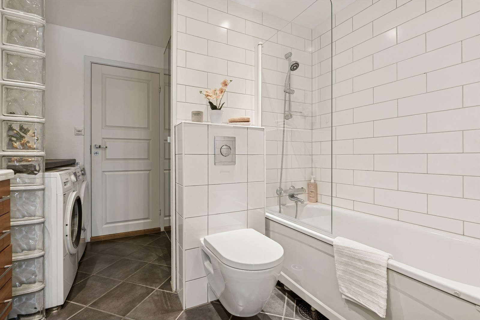 Det anbefales fortsatt bruk av badekar/dusjkabinett. Galleribilde