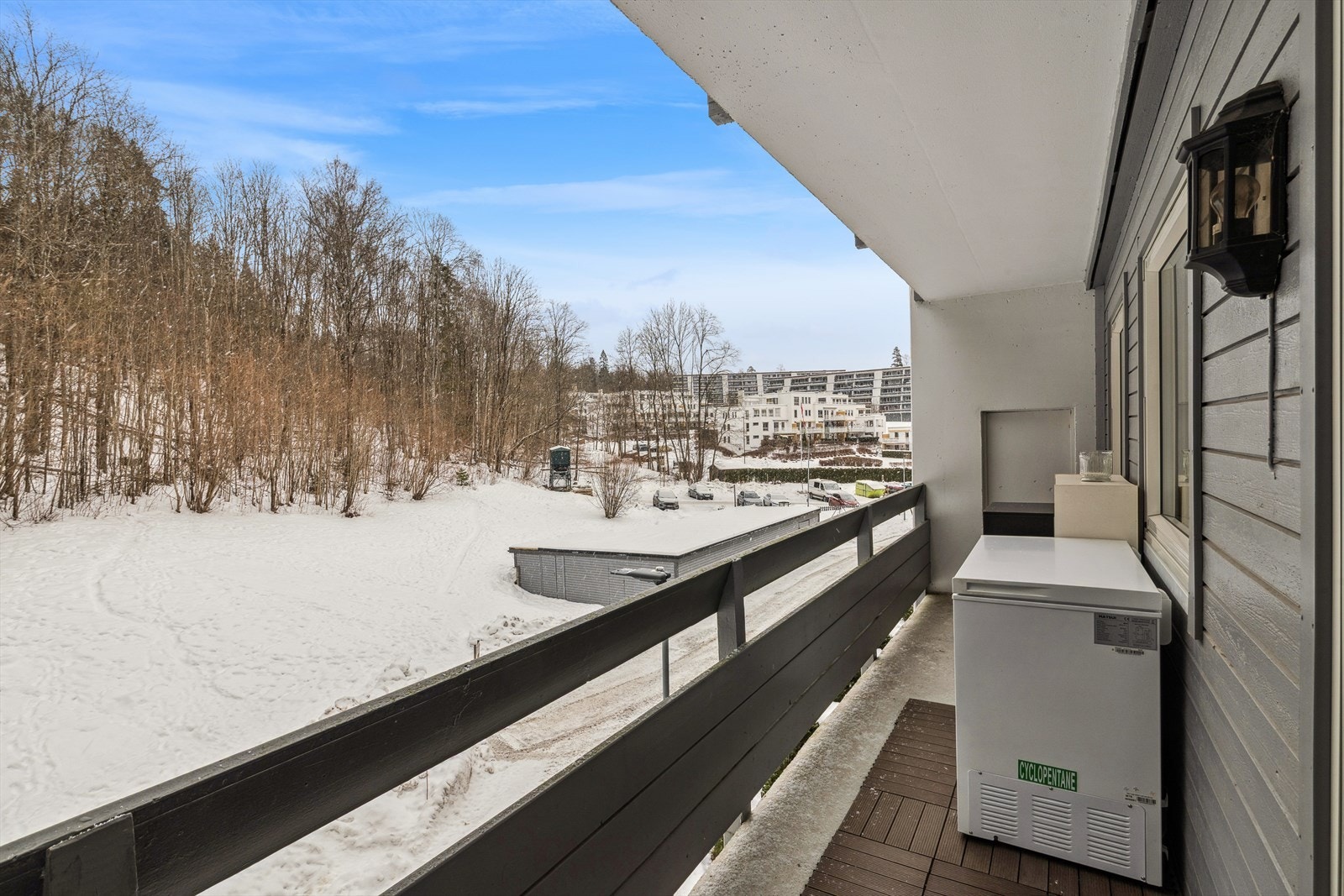 Uthus med sportsboder samt lekeplass og parkeringsplass Galleribilde