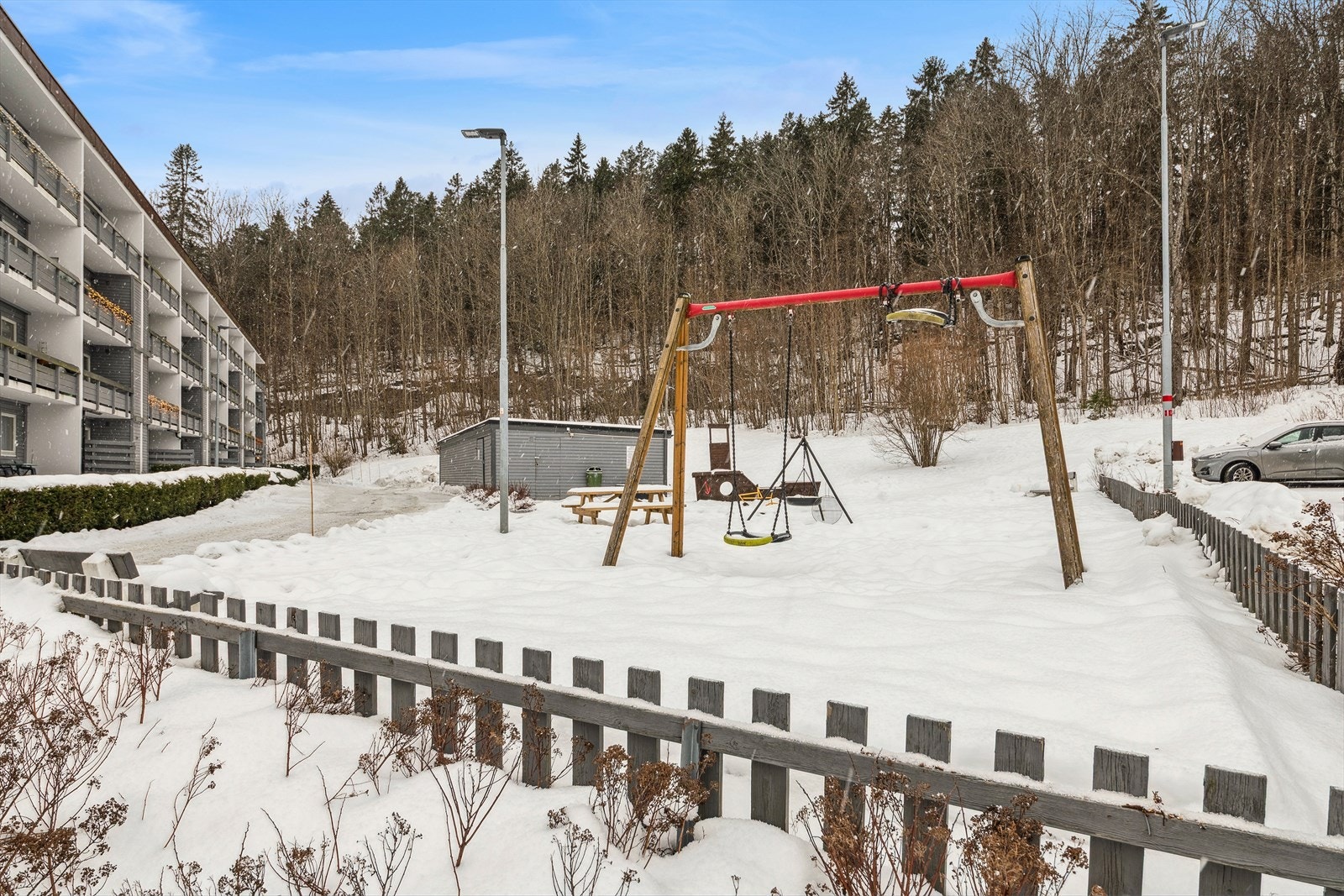 Super samlingsplass for småbarnsfamilier utenfor blokken! I uthuset er det sportsboder. Galleribilde
