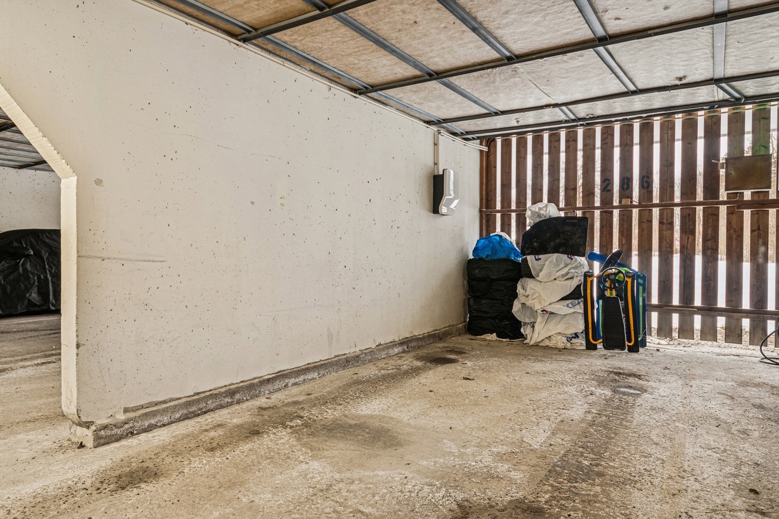 Biloppstillingsplass med lader til el-bil. Galleribilde