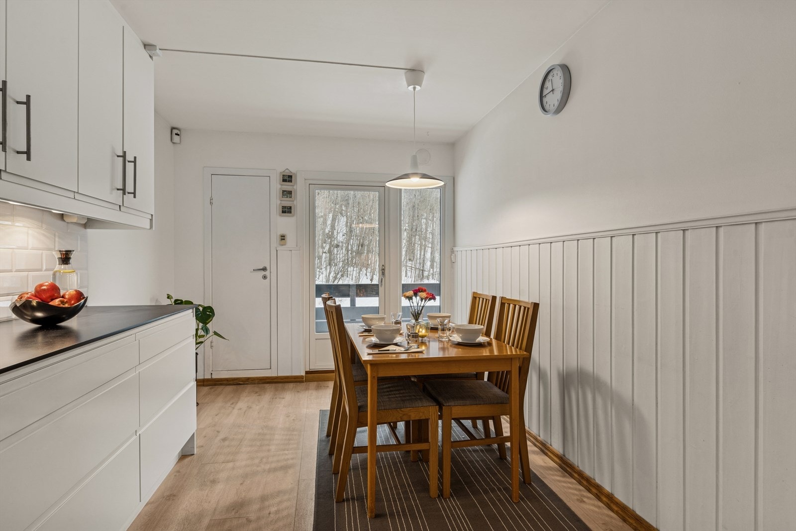 Det er en fin matbod mot ytterveggen. Utgang til balkong mot inngangssiden - her kan du se etter rådyr! Galleribilde