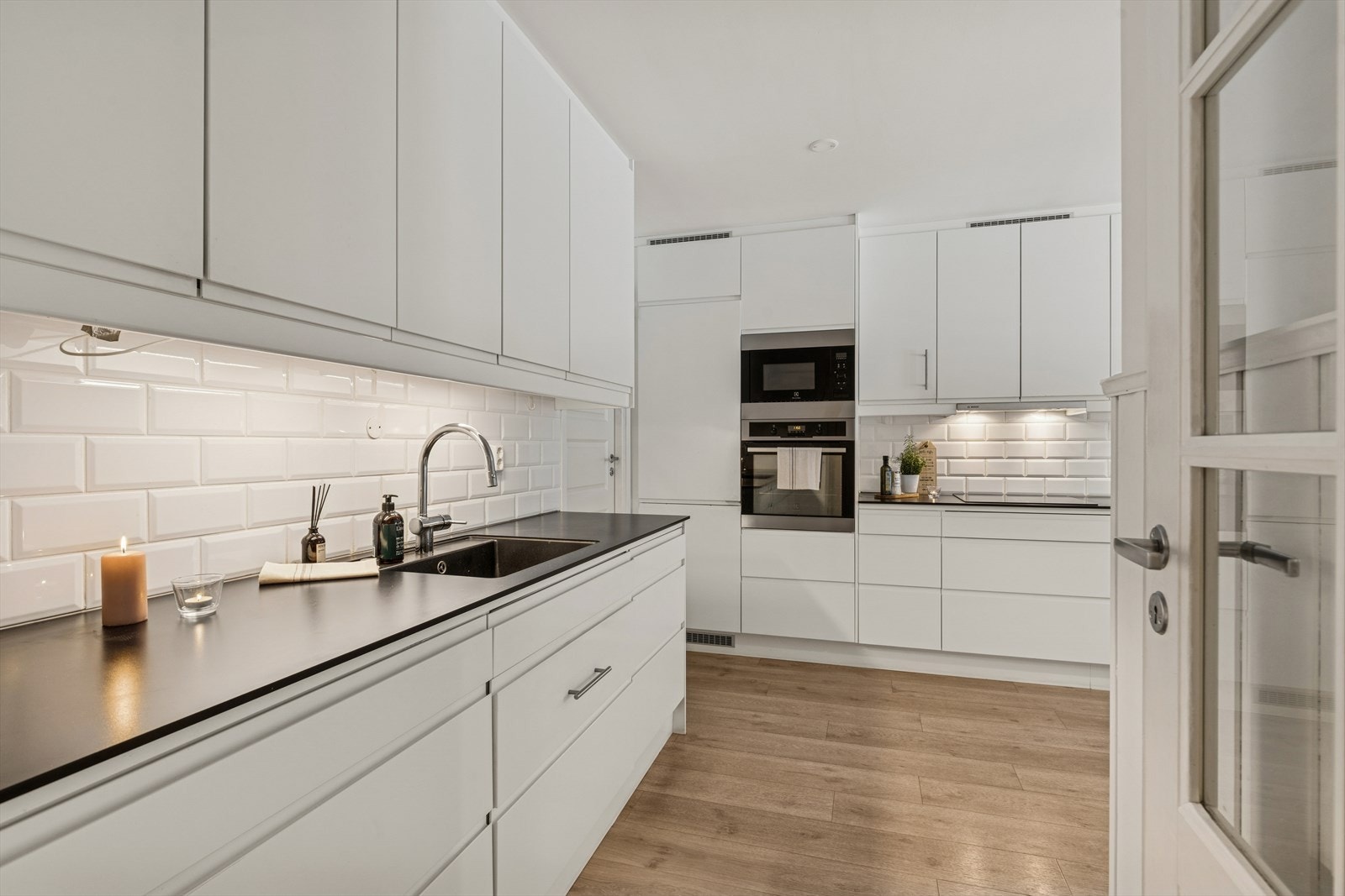 Kjøkkenet har rikelig med skap- og benkplass! Galleribilde