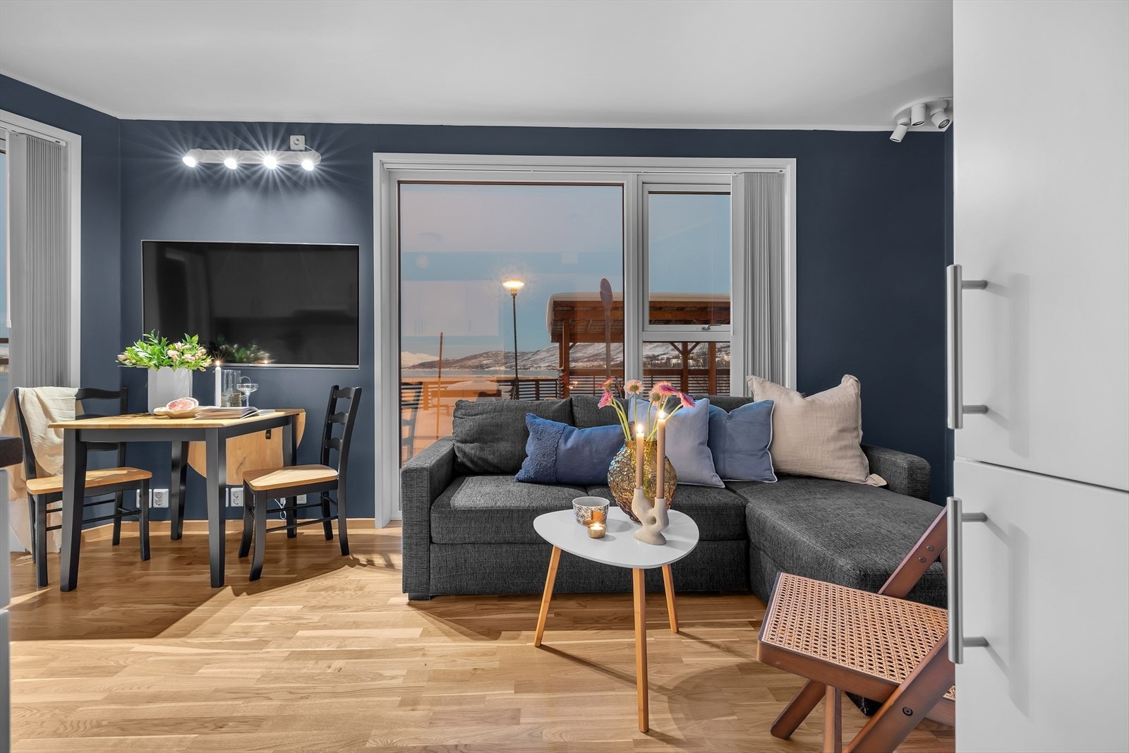 Stue og kjøkken i åpen løsning Galleribilde