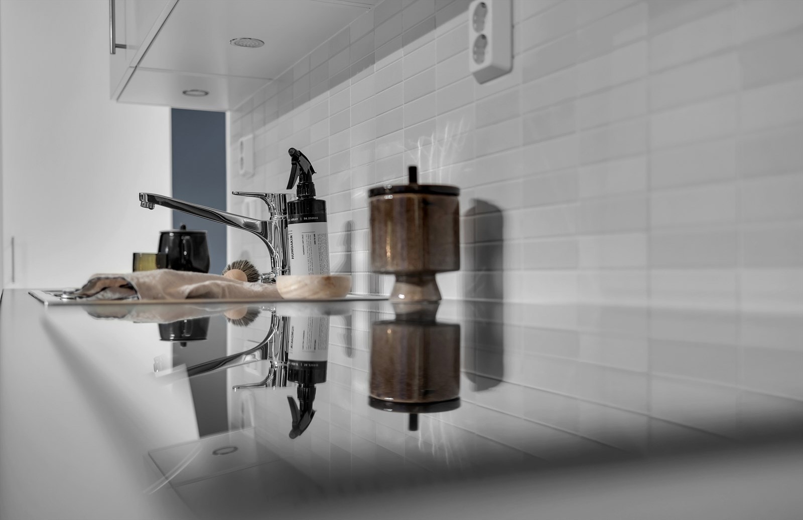 Moderne kjøkken med flis mellom benkeplate og overskap Galleribilde