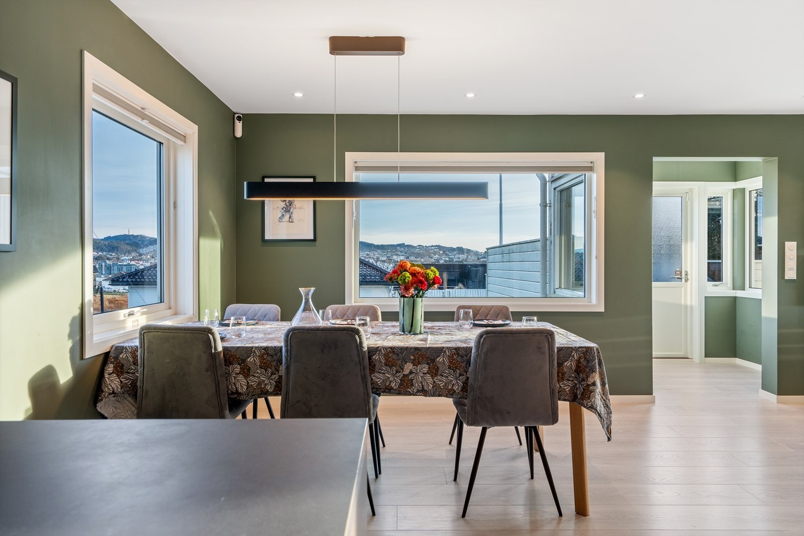 God god plass til spisebord i tilknytning til kjøkken Galleribilde