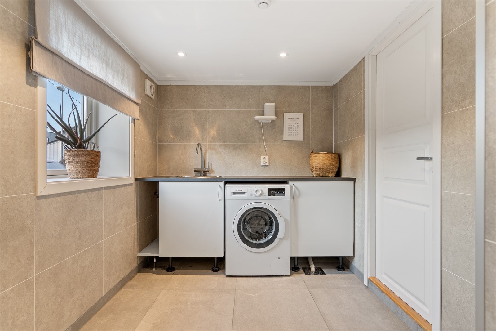 Praktisk vaskerom med biinngang Galleribilde