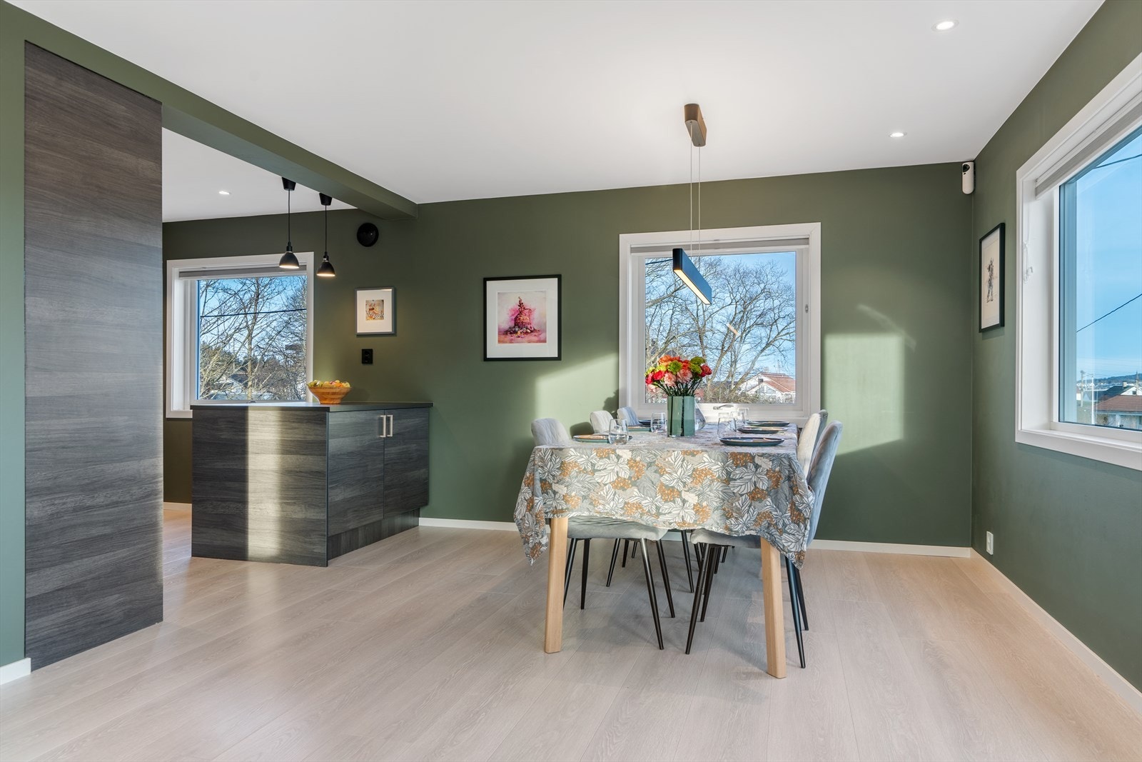 Delvis åpent mot kjøkken Galleribilde