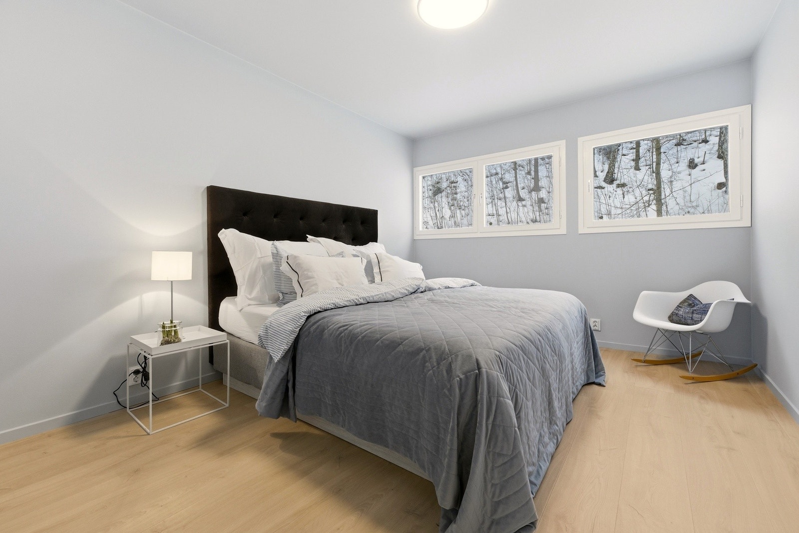 Hovedsoverommet er romslig med god plass til stor dobbeltseng og tilhørende nattbord på hver side. Galleribilde