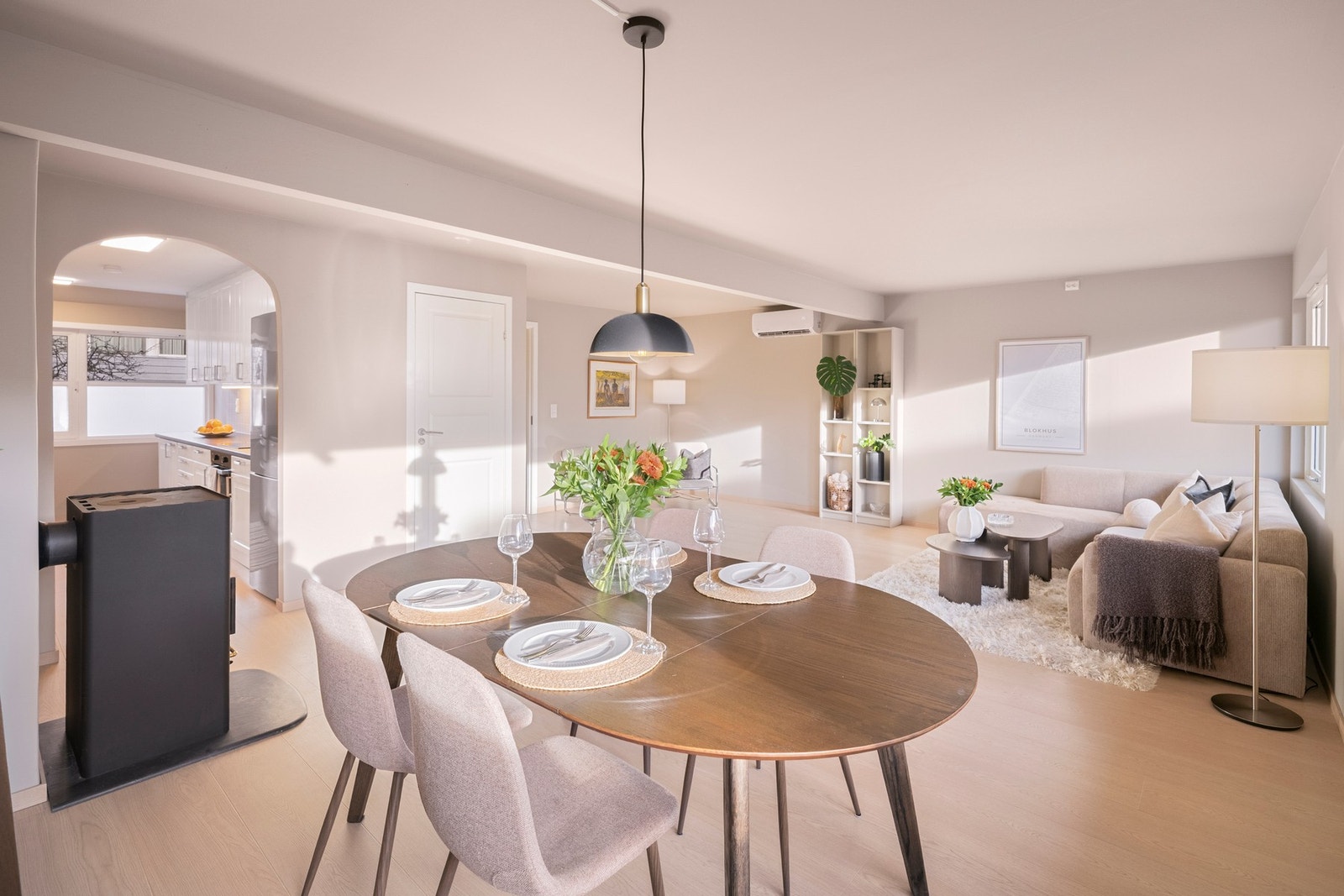 Her er det god plass til både sofagruppe og spisebord. Galleribilde