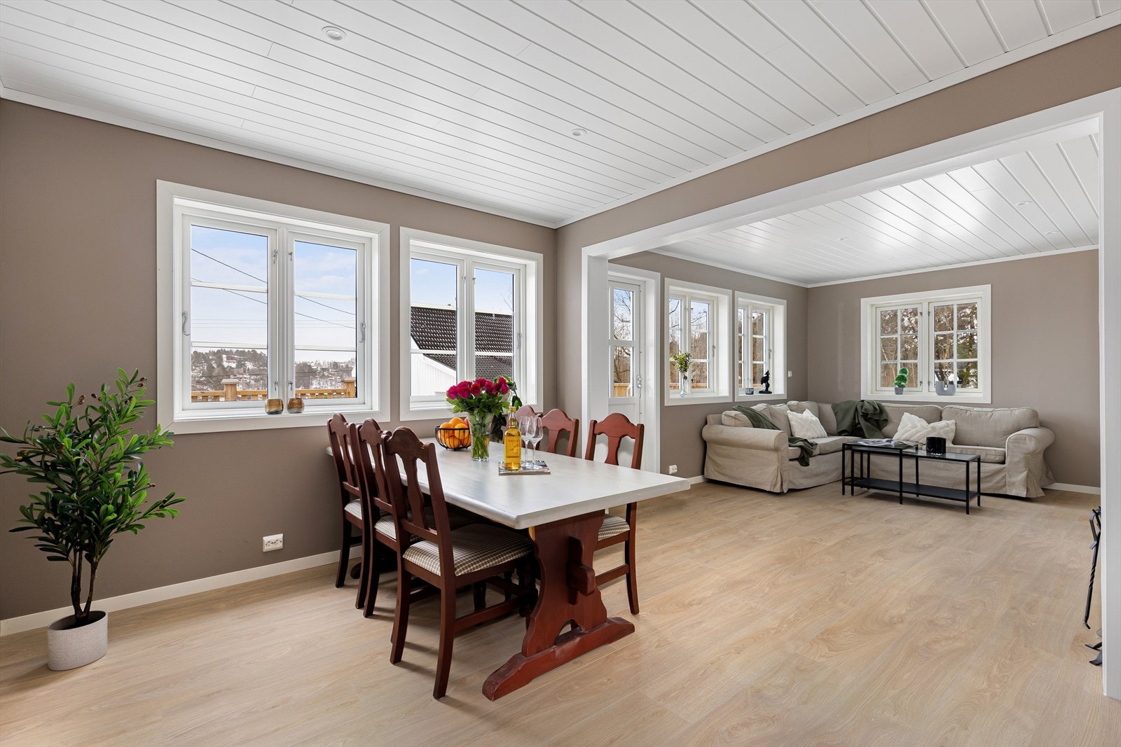 I stuen er det også god plass til stor spisegruppe. Det er mange vindusflater som gir godt med naturlig lys Galleribilde