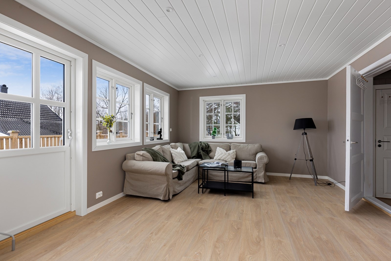 I stuen er det god plass til sofa, bord og tv med tilhørende møblement Galleribilde