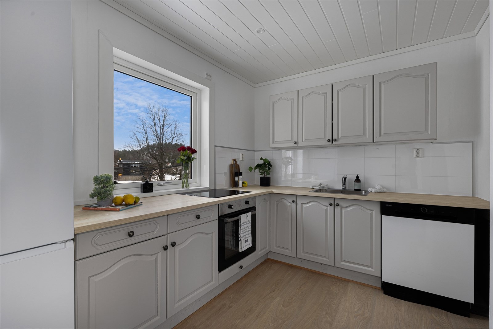 Fra stuen er det adkomst til pemnt kjøkkenm med god benkeplass Galleribilde