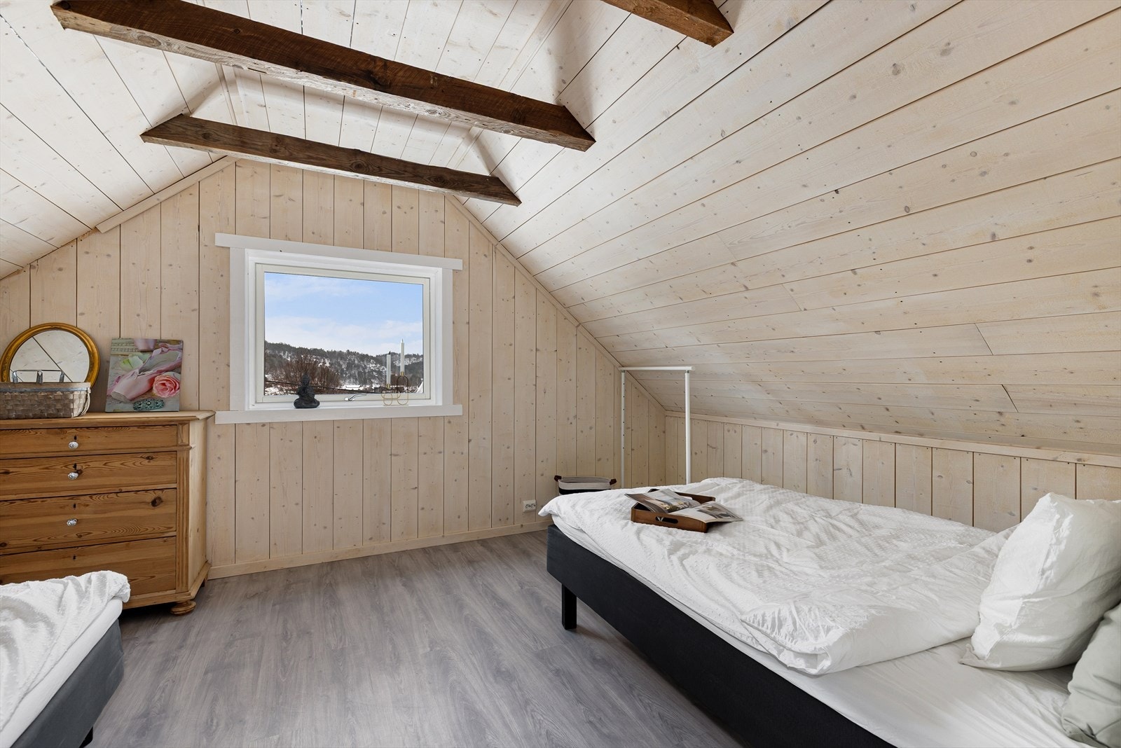 Flott soverom med plass til dobbeltseng Galleribilde