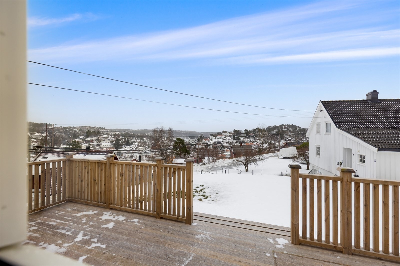 Fra stuen er det adkomst til nyere, flott terrasse som videre tar deg til hagen Galleribilde