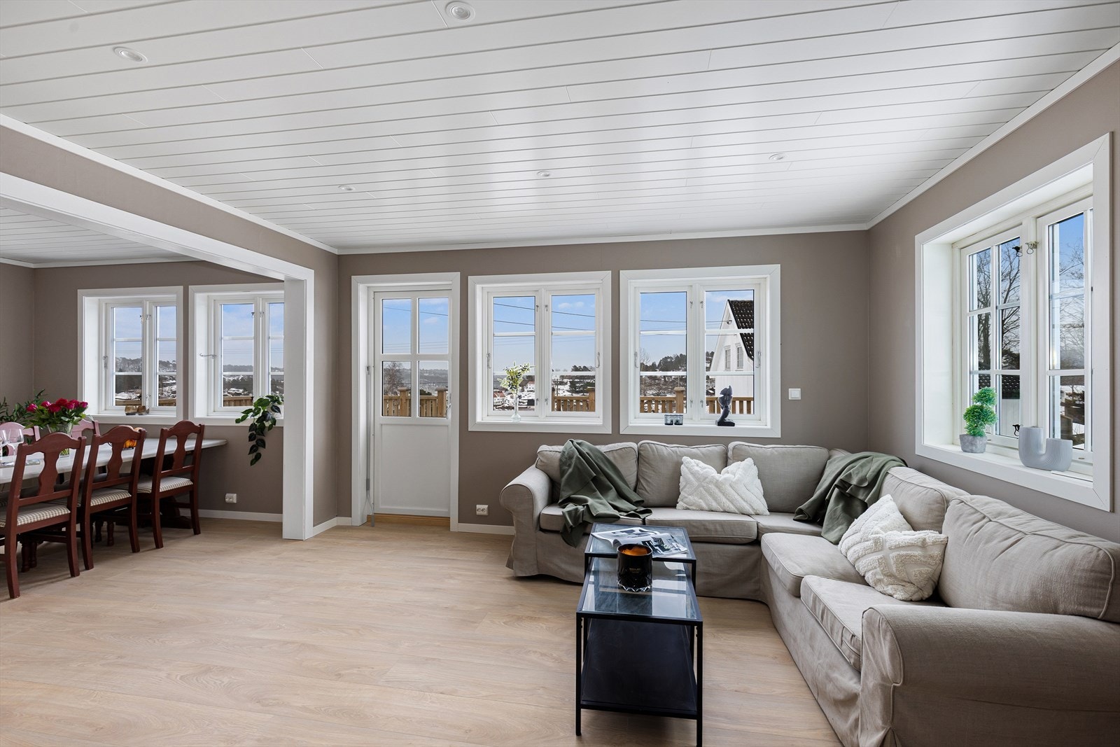 Boligen har de siste årene blitt modernisert med diverse nye overflater, diverse elektrisk anlegg, vinduer i stuen, downlights m.m. Galleribilde