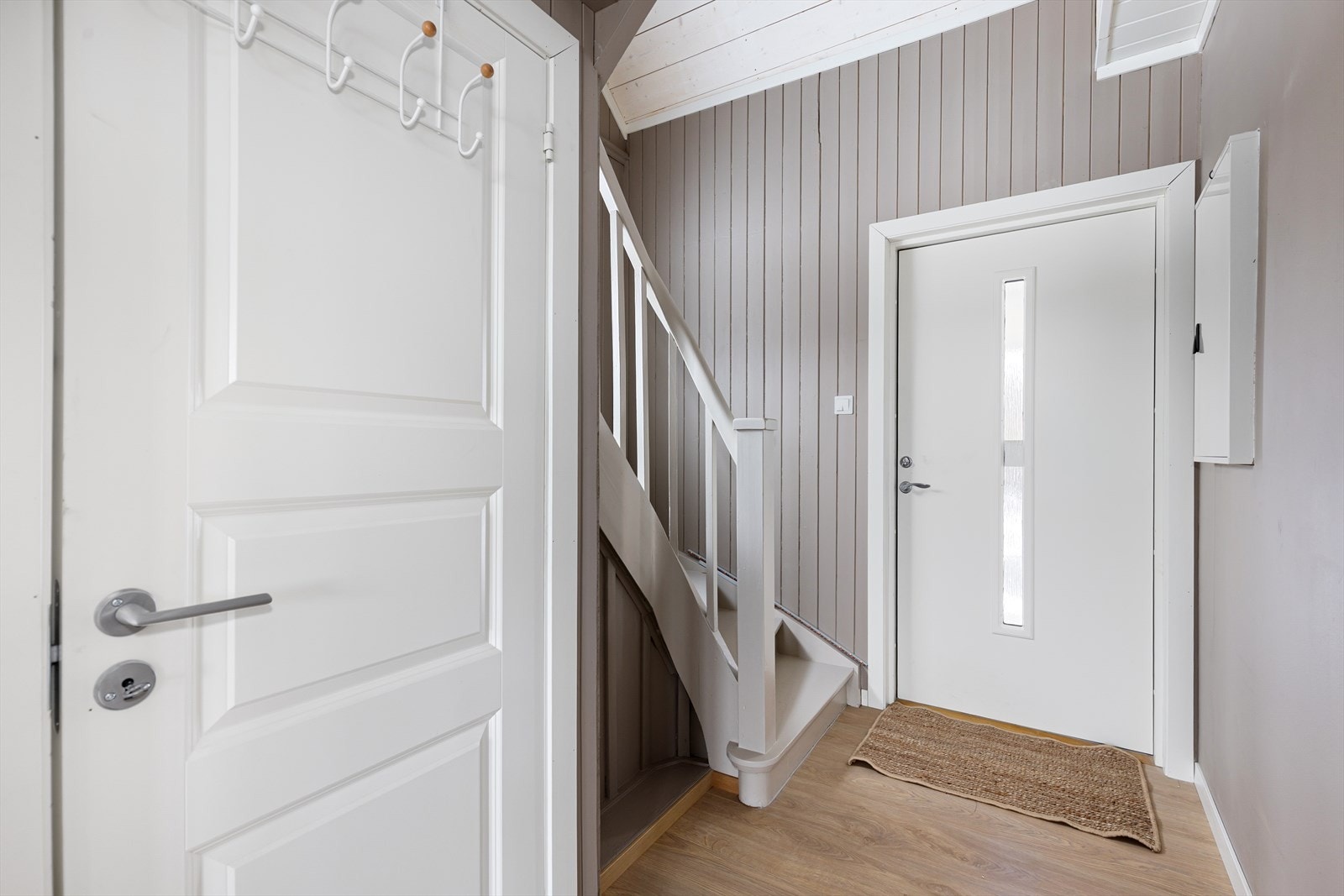 Entréen er malt i fine farger Galleribilde