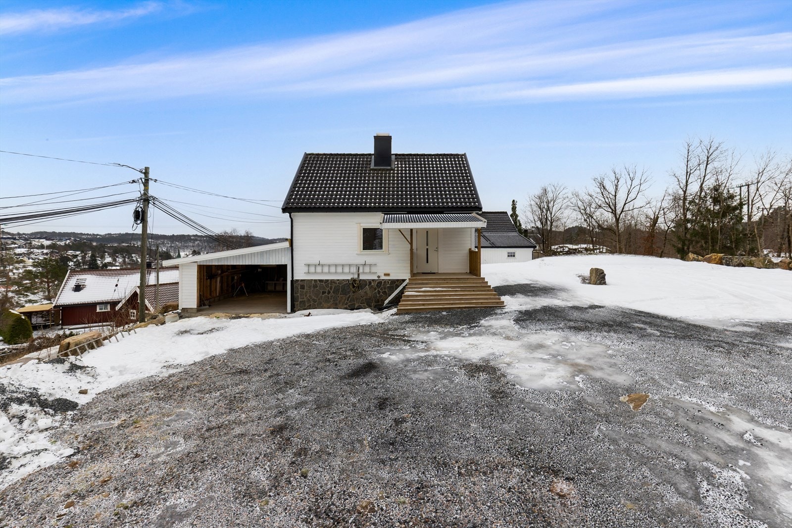 På tomten er det svært god plass til biloppstilling Galleribilde