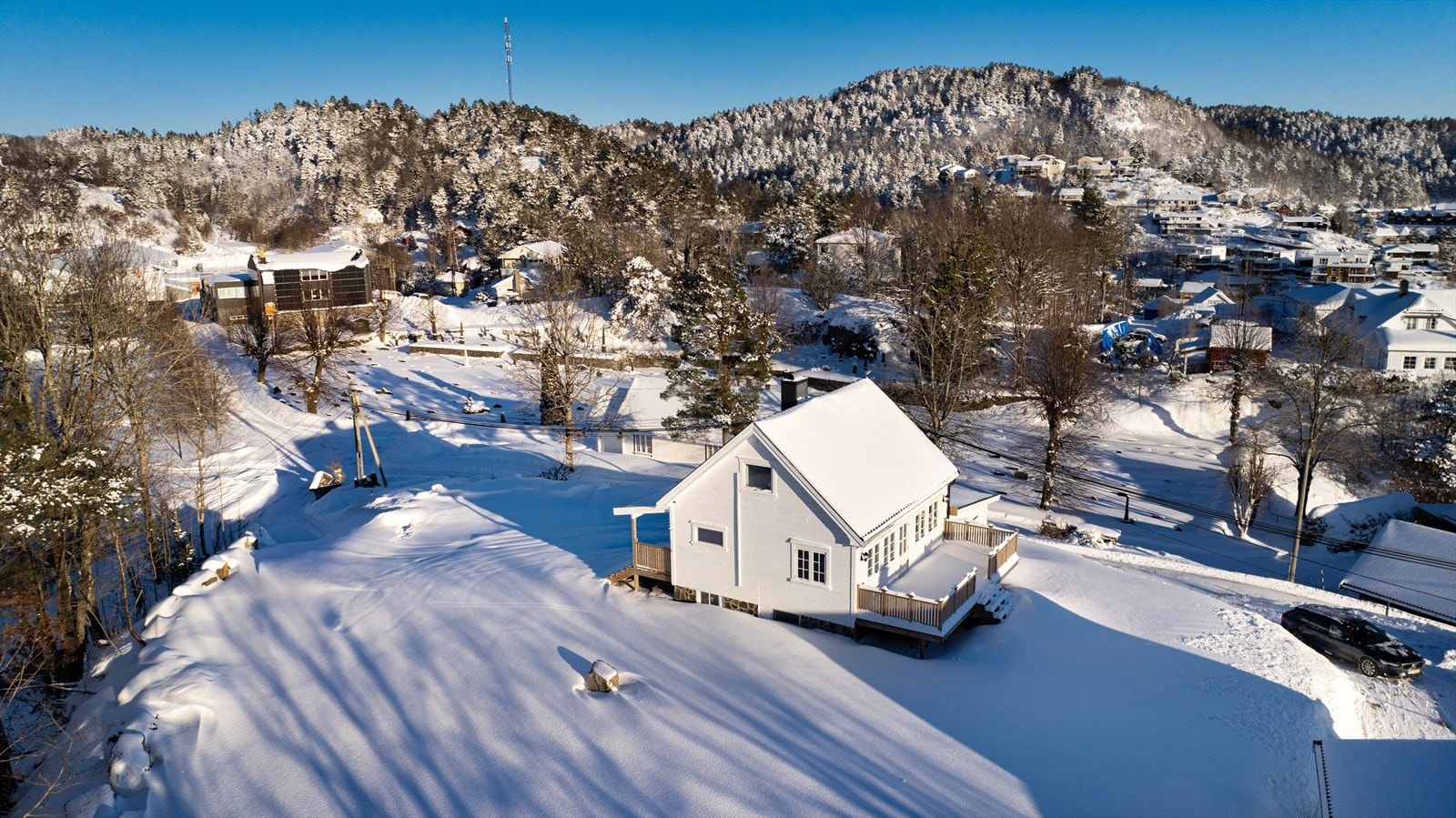 Eiendommen ligger solrikt og fint til. Kort vei til E18 Galleribilde
