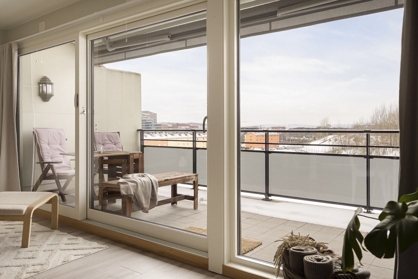 Fra stuen er det direkte utgang til en stor, vestvendt terrasse. Galleribilde