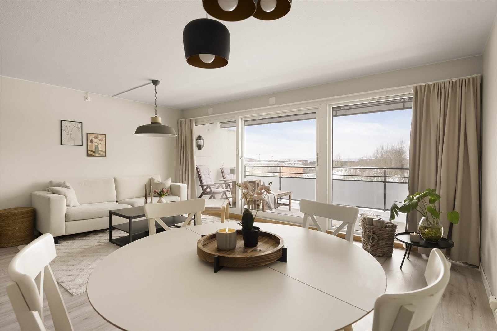 I tilknytning til kjøkkenet er det god plass til en hyggelig spisegruppe. Galleribilde