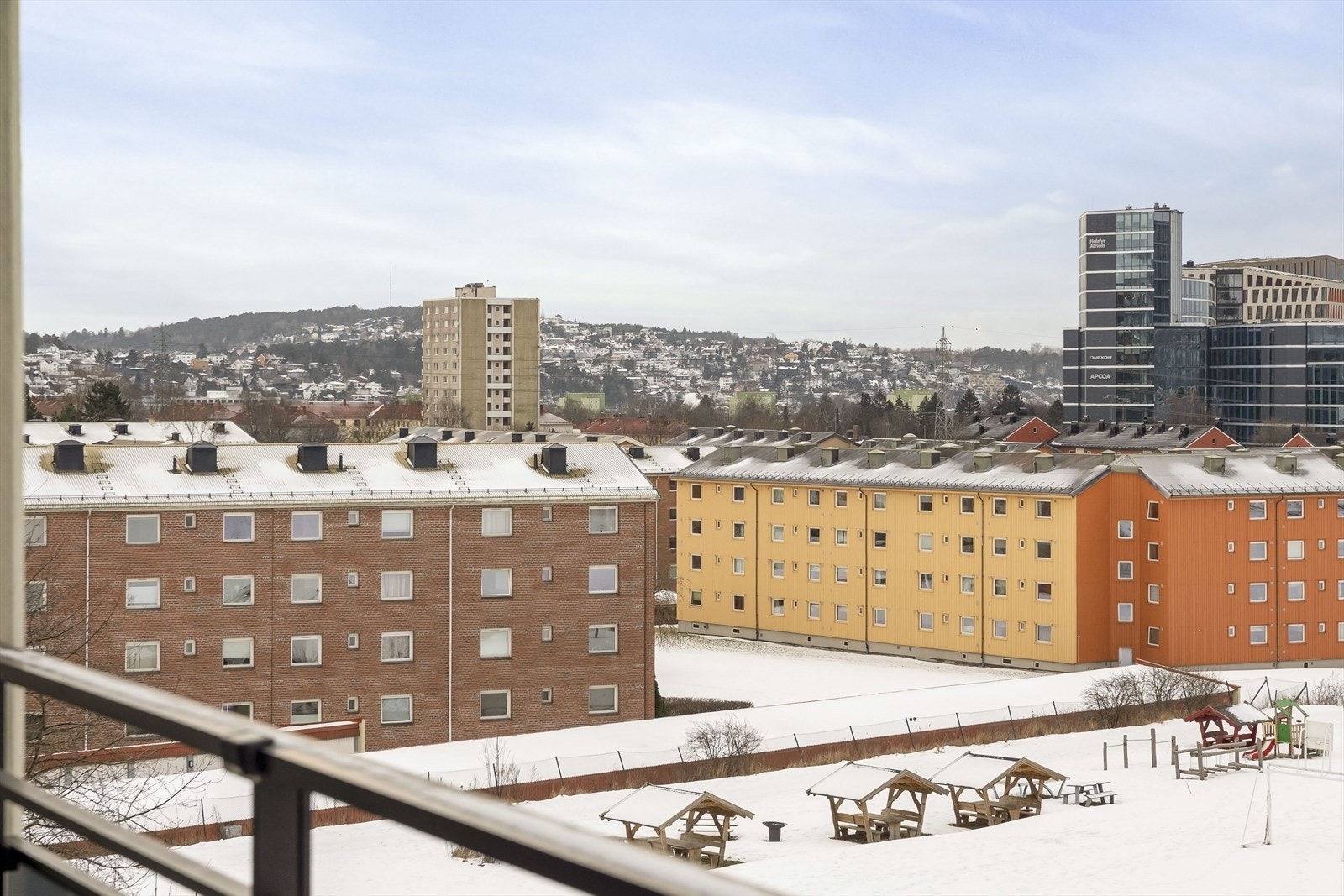 Fra leiligheten er det åpen utsikt over nærområdet. Galleribilde