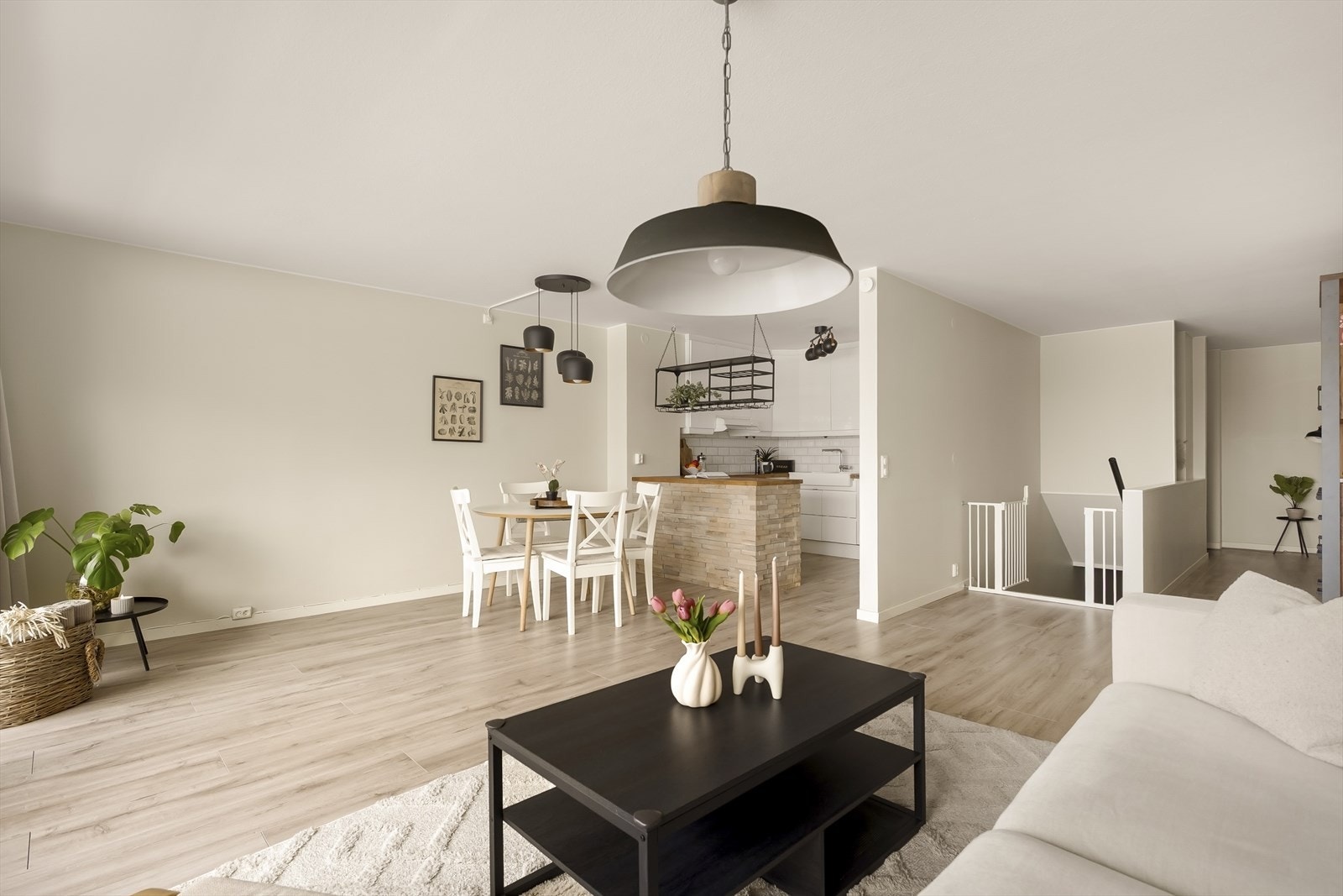 Den åpne planløsningen gir en god romfølelse og sørger for godt lys i alle soner. Galleribilde