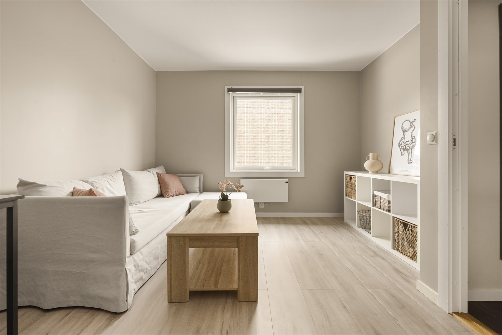 Underetasjens soverom er stort og luftig, med fleksible møbleringsmuligheter. Galleribilde