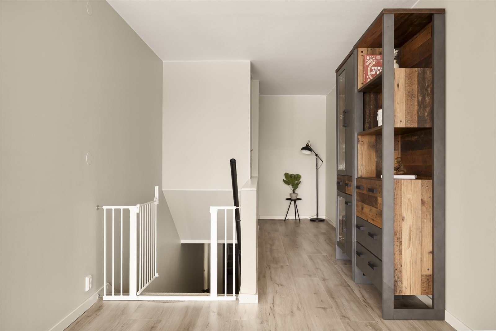 Trapperommet binder de to etasjene sammen og leder ned til underetasjen. Galleribilde