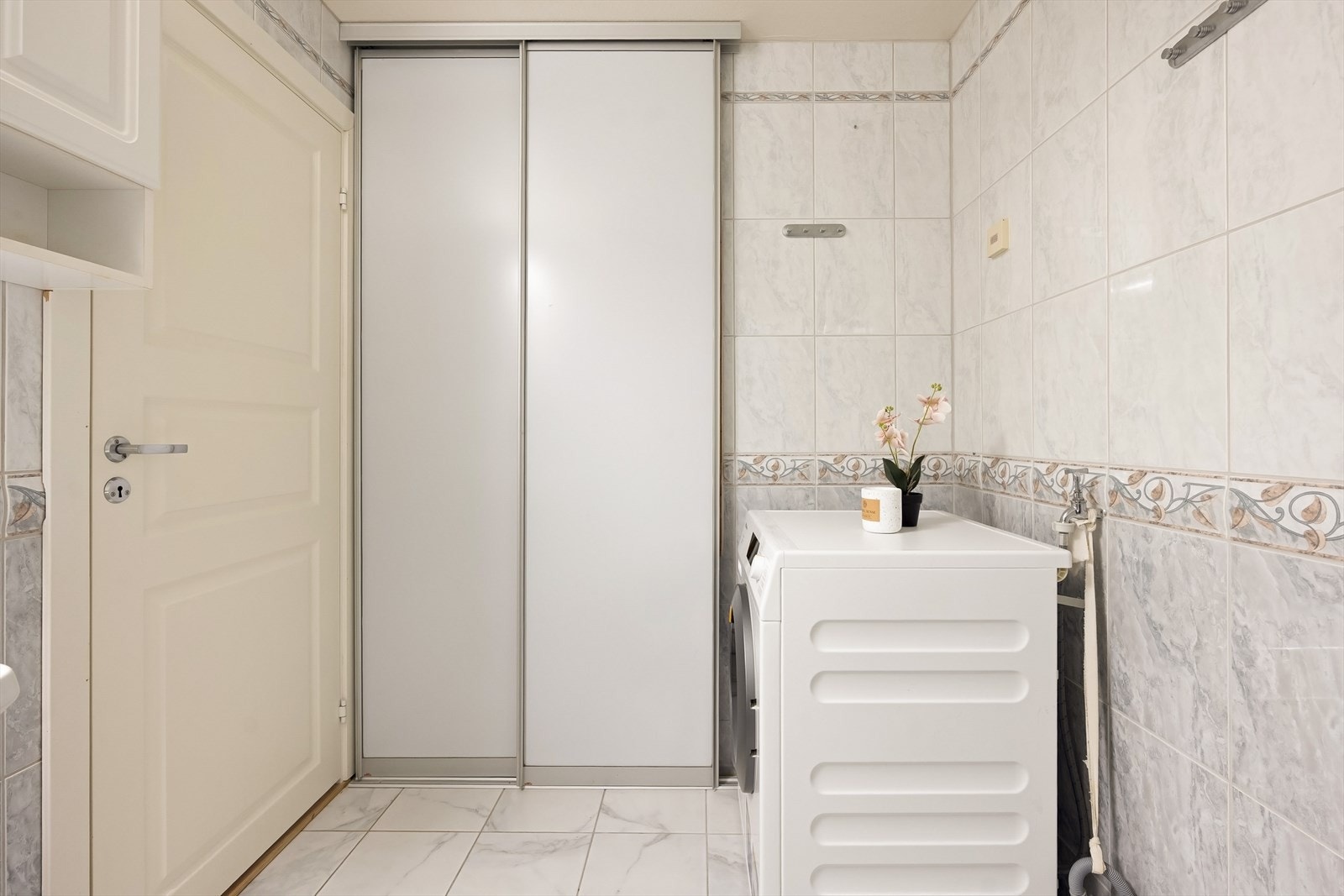 En stor skyvedørsgarderobe på badet gir ekstra, praktisk lagringsplass. Galleribilde