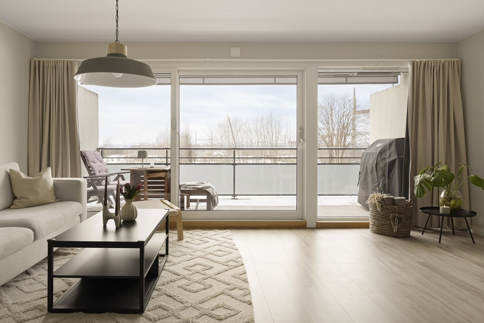 Store vindusflater og skyvedører til balkongen sørger for rikelig med naturlig lys i hele rommet. Galleribilde