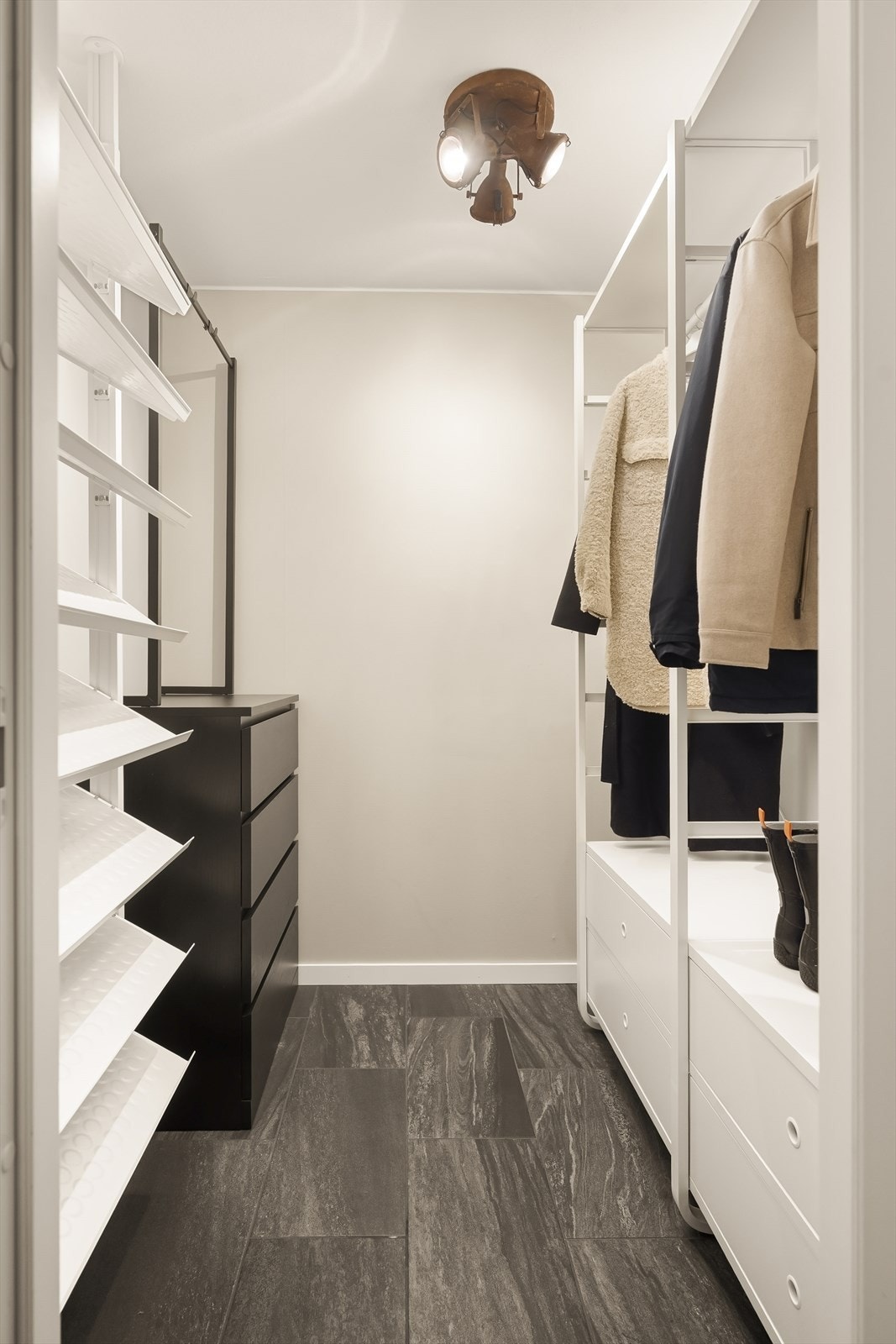 Her finner du også et eget omkledningsrom som gir rikelig med oppbevaringsplass for klær og sko. Galleribilde