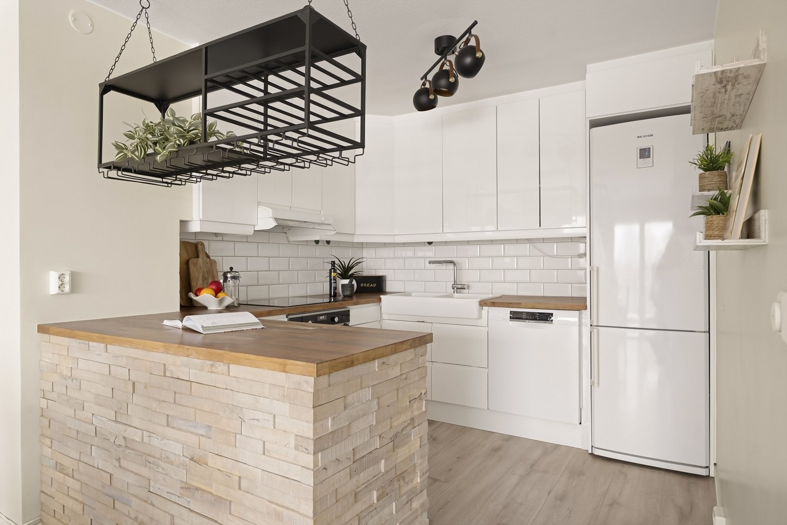 Kjøkkenet ble modernisert i 2018 og har en lys innredning med glatte fronter og en benkeplate i trelameller/sponkjerne. Galleribilde