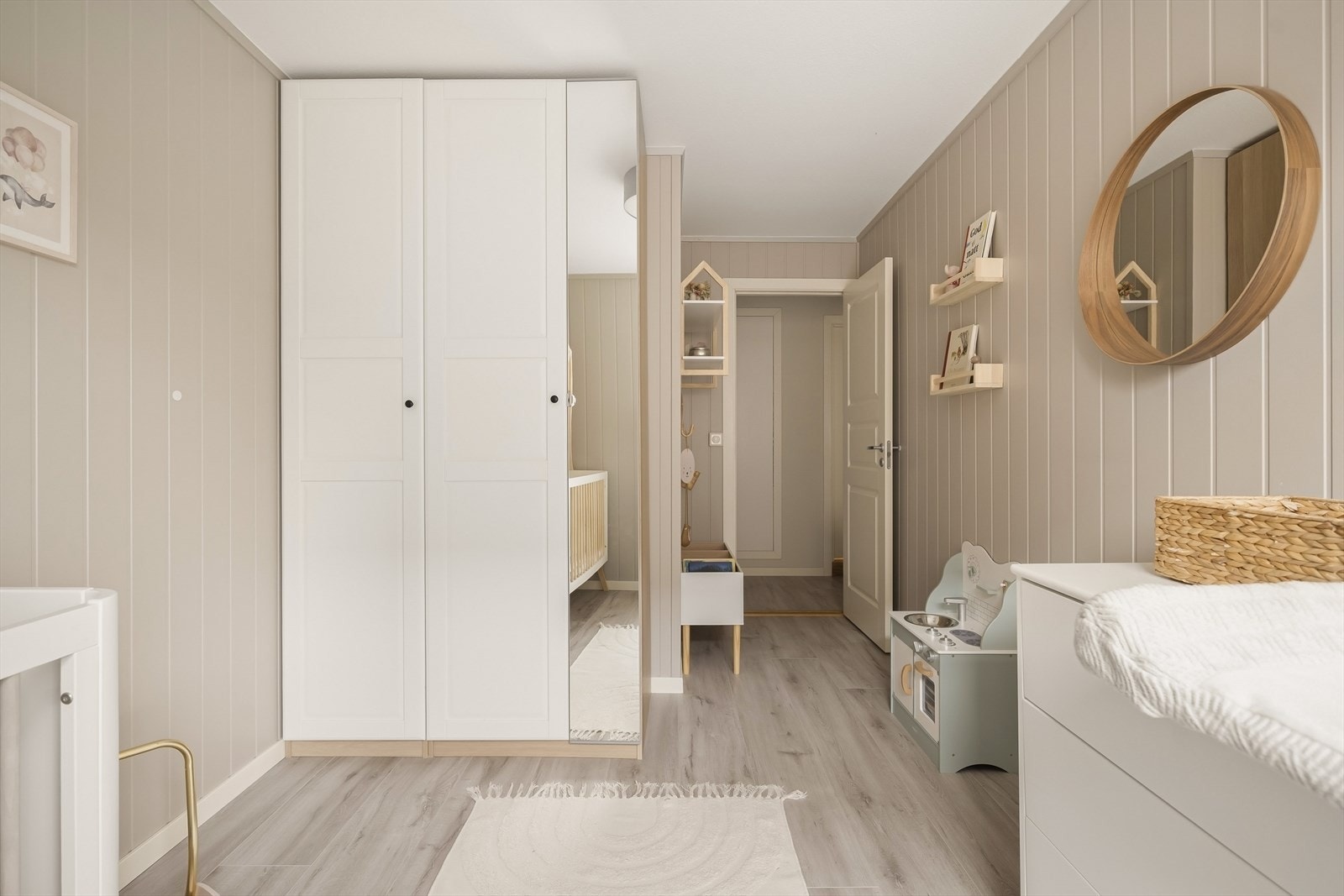 Også her er det plass til garderobeløsninger og oppbevaring. Galleribilde