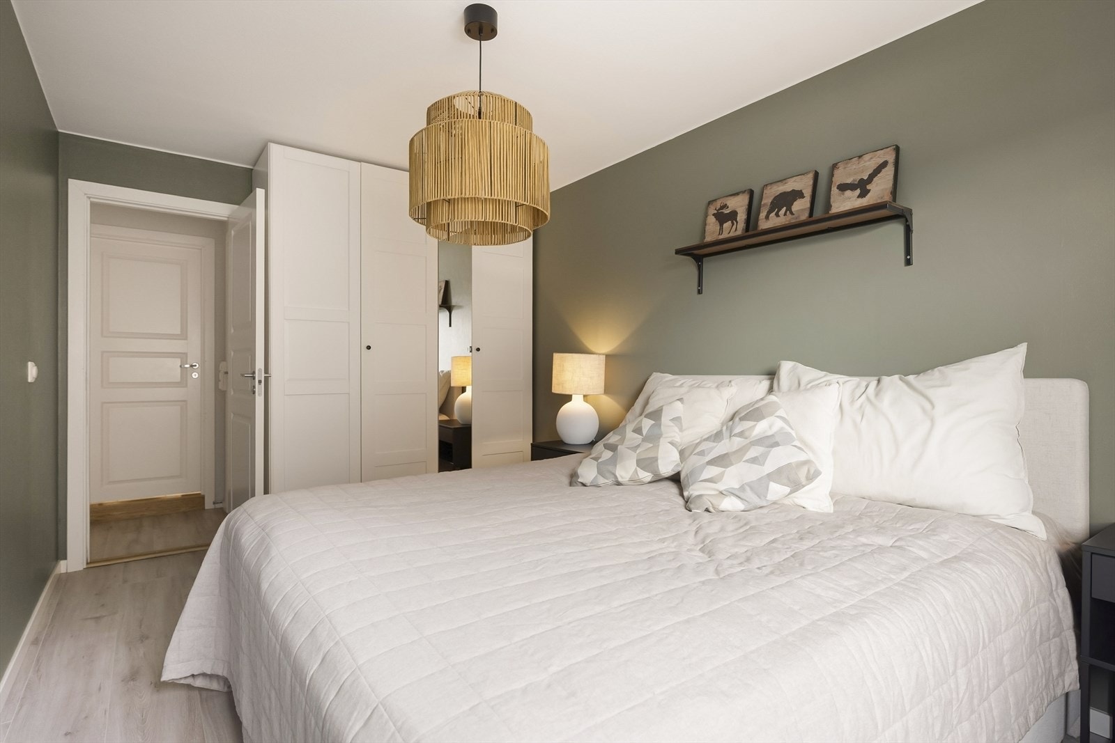 Garderobeskapet på hovedsoverommet gir gode oppbevaringsmuligheter. Galleribilde