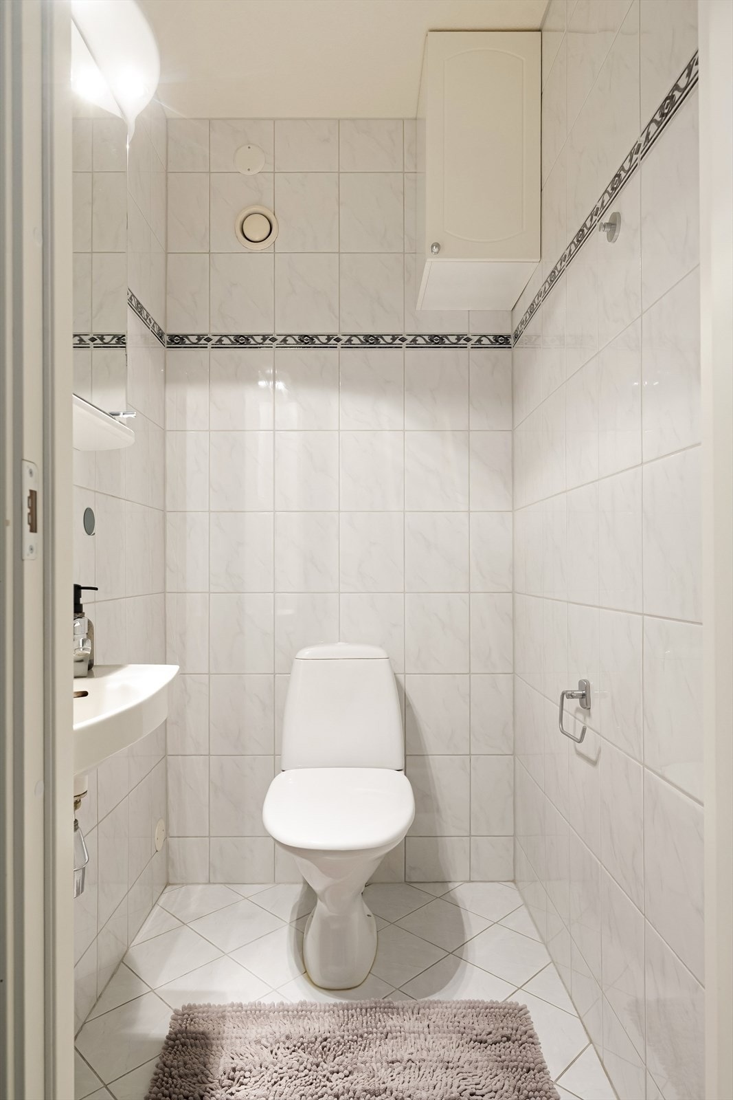 I tillegg til badet har leiligheten et praktisk gjestetoalett i samme etasje. Galleribilde