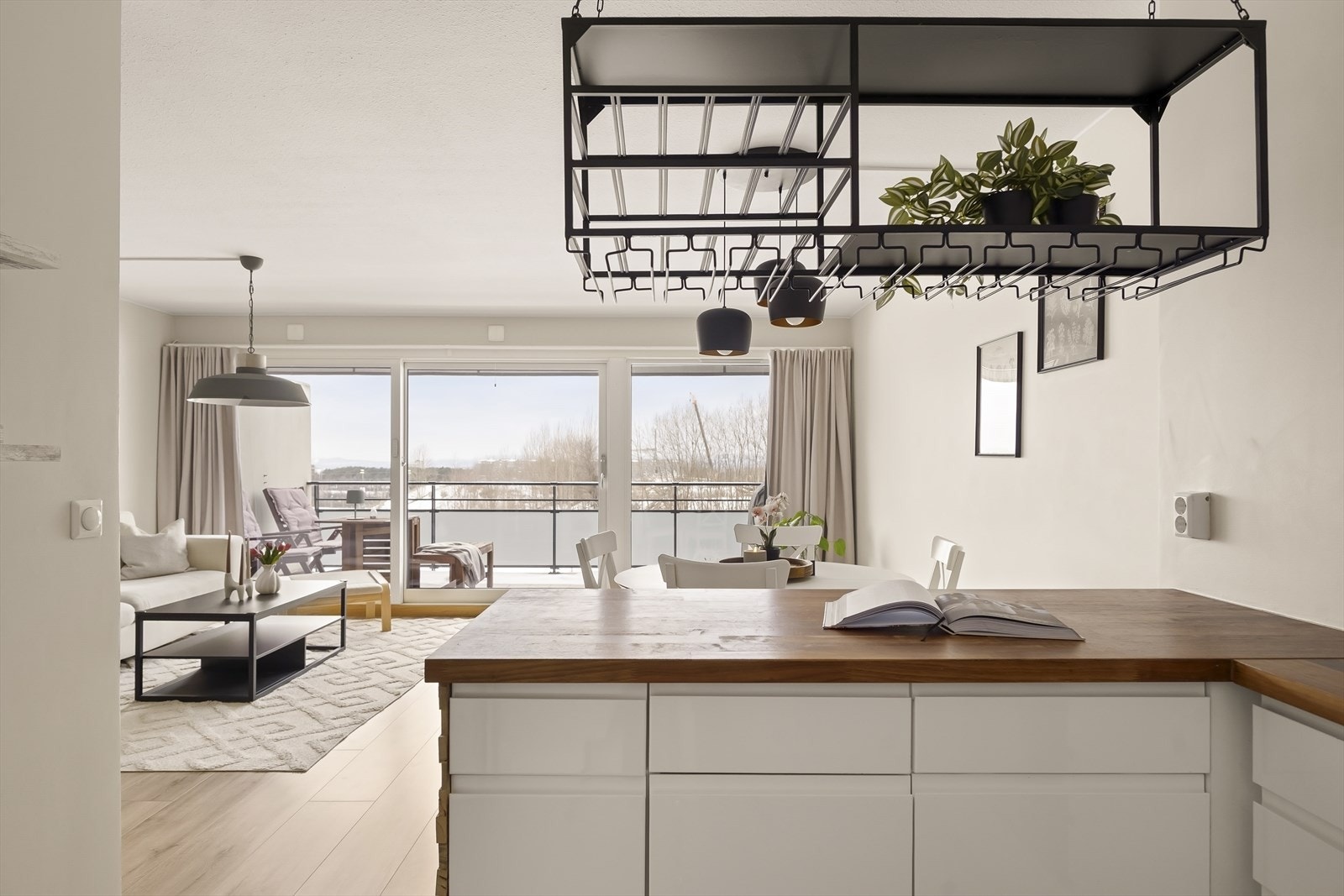 Her får du en lys og romslig 4-roms over to etasjer med sentral beliggenhet. Galleribilde