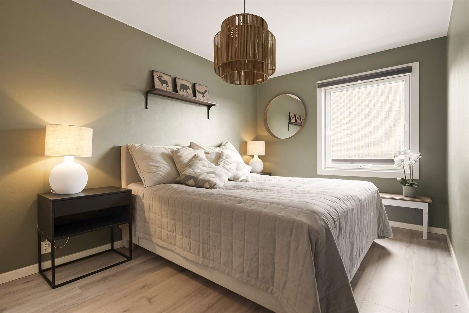 Øverste etasje har to soverom, med et romslig hovedsoverom som gir plass til dobbeltseng, nattbord og mer. Galleribilde