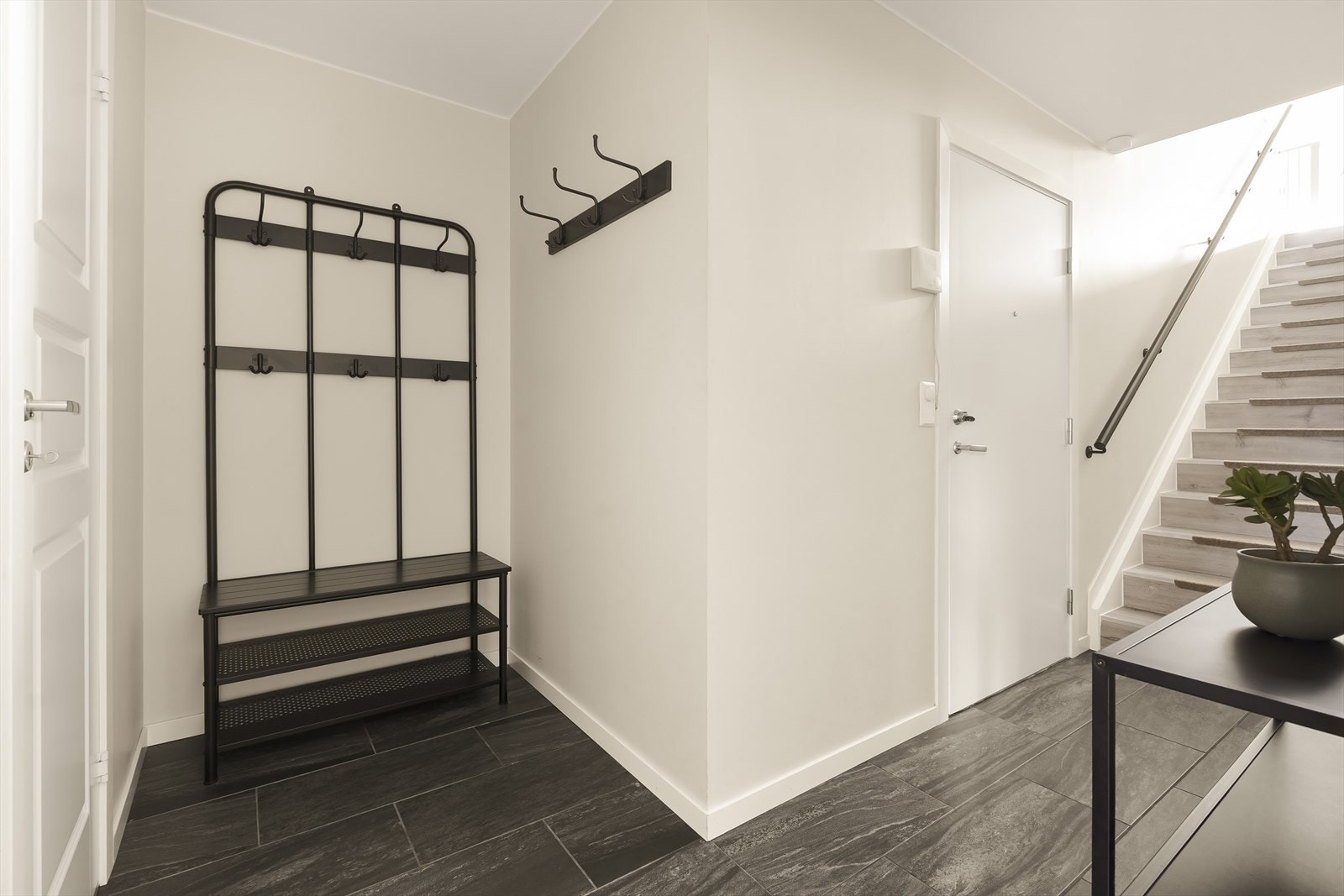 Velkommen inn i en lys og innbydende entré med god plass til yttertøy. Galleribilde