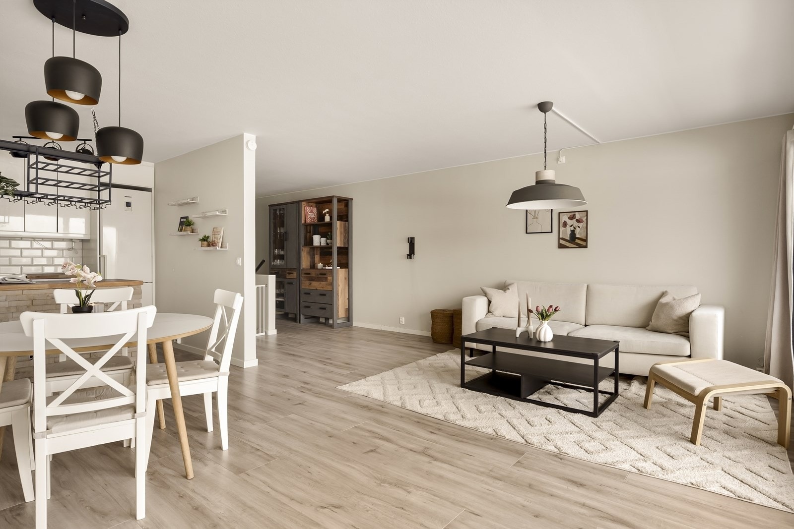 Åpen stue- og kjøkkenløsning gir en lys og luftig romfølelse med fleksible møbleringsmuligheter. Galleribilde