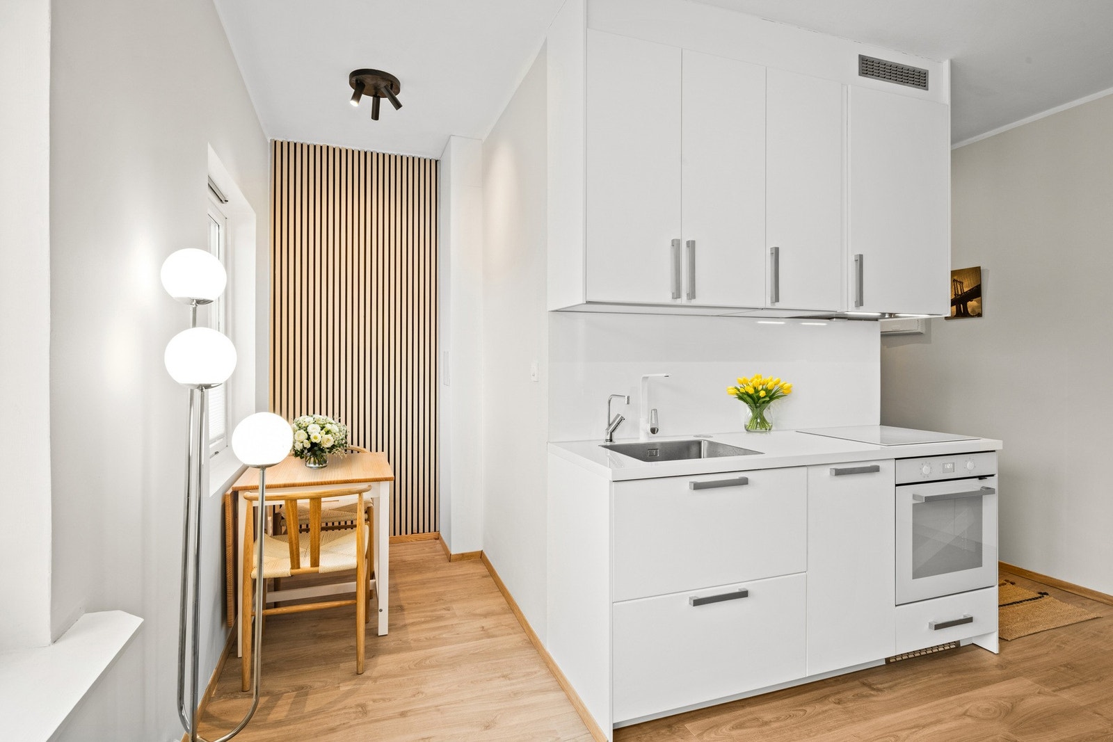 Den åpne løsningen mot kjøkkenet gir en sosial planløsning og en god flyt mellom oppholdsrommene Galleribilde