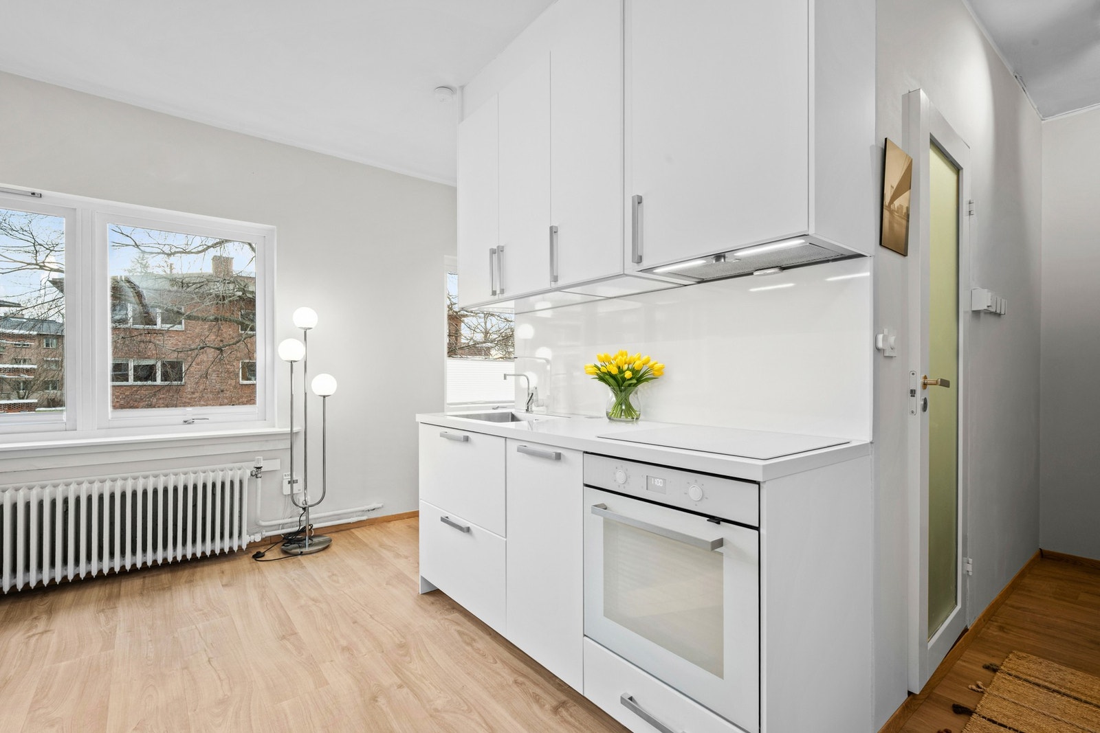 Kjøkkenet er integrert i stuen i en åpen løsning, noe som gir et moderne og funksjonelt preg. Galleribilde