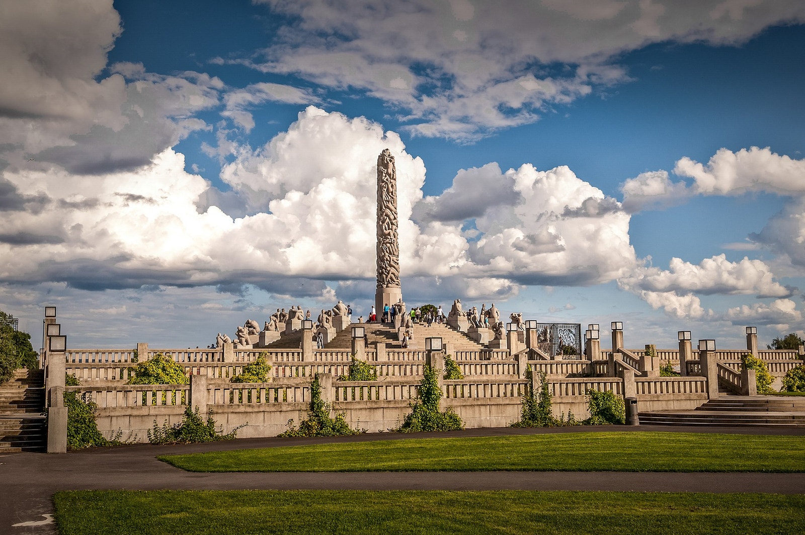 Parken huser Vigelandsanlegget med over 200 skulpturer, brede turstier, lekeplasser og store grøntområder for jogging, piknik og sosiale aktiviteter. Galleribilde
