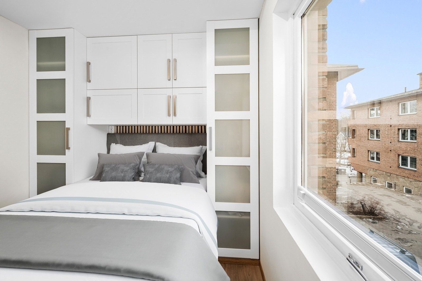 Rommet er utstyrt med praktiske, plassbygde garderobeskap som gir gode oppbevaringsmulighete Galleribilde