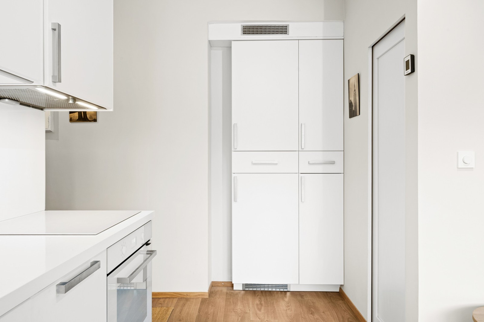 Godt med skapplass, med plass til nødvendig kjøkkenutstyr. Galleribilde