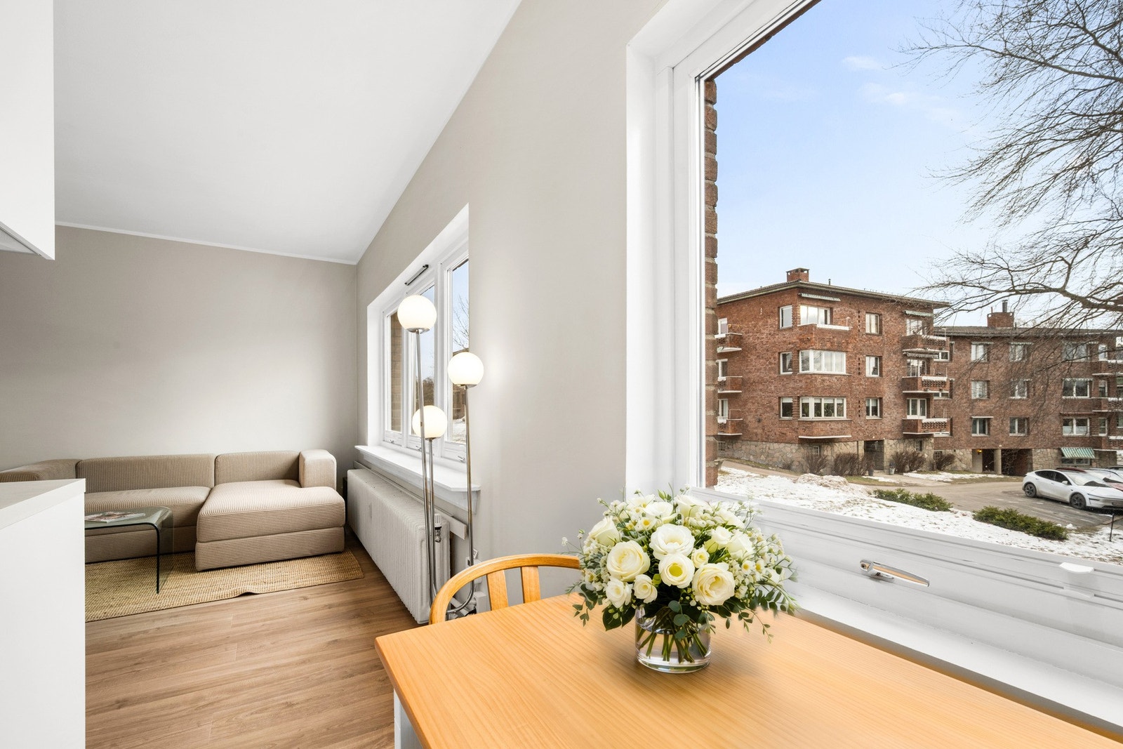 Stuen er innbydende med møbleringsmuligheter for både sofagruppe og spiseplass. Galleribilde