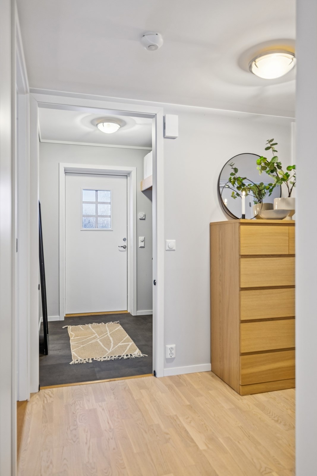 Du ønskes velkommen inn i en lys entré med slitesterke gulvfliser. Galleribilde