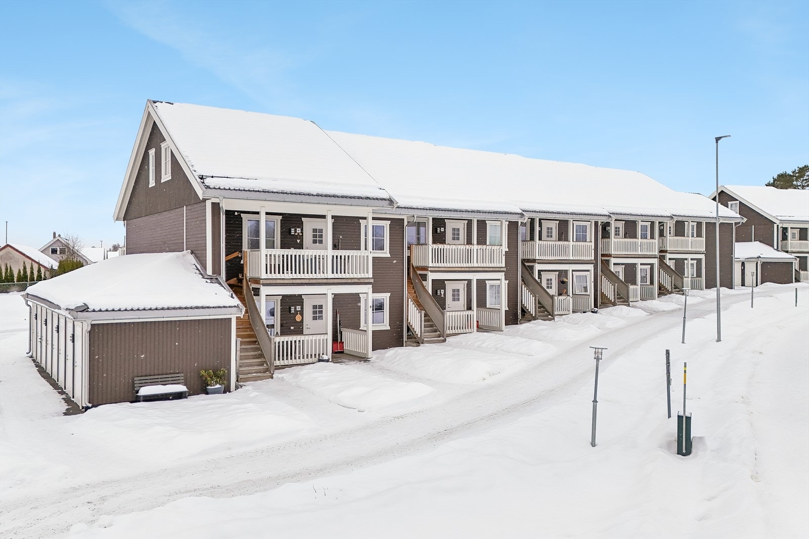 Det følger med en sportsbod som ligger til venstre i bildet. Galleribilde